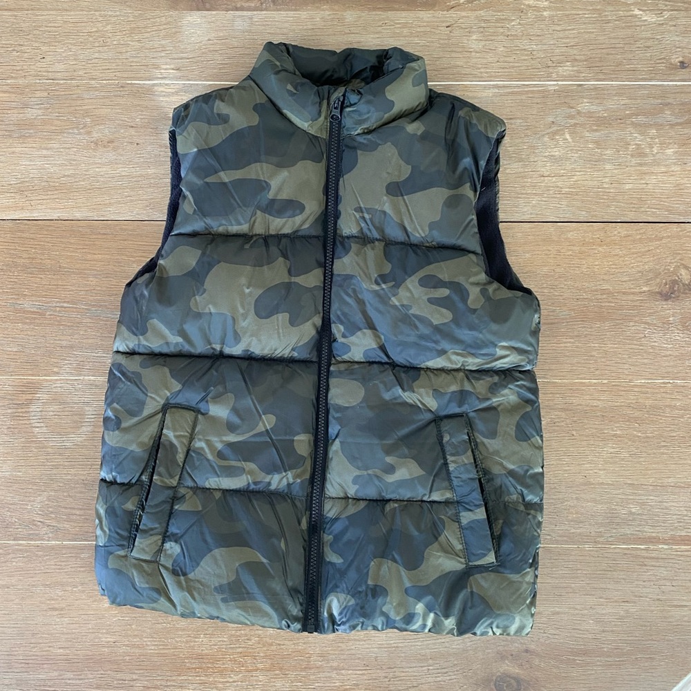 Old Navy Boys’ Green Camouflage Print Puffer Vest Size L (10-12)